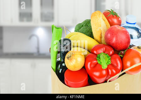 Negozi di alimentari Concetto di immagine - eco friendly carta borsa da shopping con vari prodotti alimentari in cucina. Foto Stock