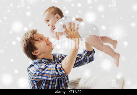 Felice giovane padre giocando con il bambino a casa Foto Stock