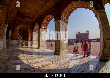 Delhi, India - 27 settembre 2017: unidentified gente camminare all'interno del tempio di Jama Masjid moschea di Delhi, India, effetto fish-eye Foto Stock