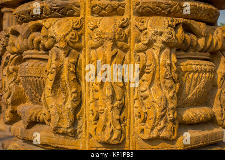 Delhi, India - 25 settembre 2017: close up di dettagli di sculture decorative al qutub complesso in Delhi, India Foto Stock