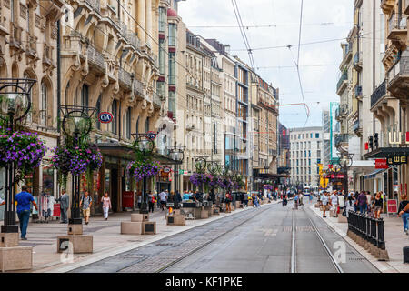 Unidentified pedoni a Rue de la Croix-d'Or, una delle principali strade dello shopping di Ginevra, sotto un cielo nuvoloso. Ginevra, Svizzera. Foto Stock