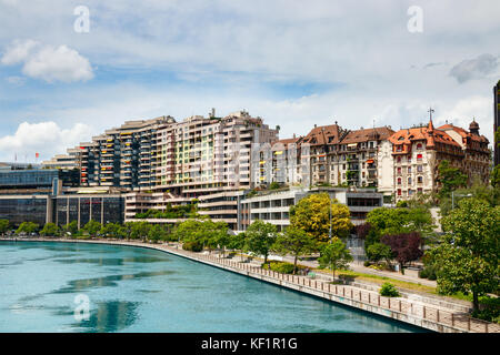 Vista del Rodano e il Quai du Seujet con edifici residenziali in una giornata di sole. Ginevra, Svizzera. Foto Stock