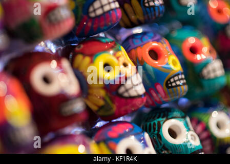 Moderni teschi di argilla colorati per gli ofrendas durante il giorno della festa dei morti in Messico Foto Stock