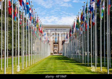 Il 'Allee des Nations" (Viale delle Nazioni) di Ginevra Palazzo delle Nazioni Unite, con le bandiere dei paesi membri. Ginevra, Svizzera. Foto Stock