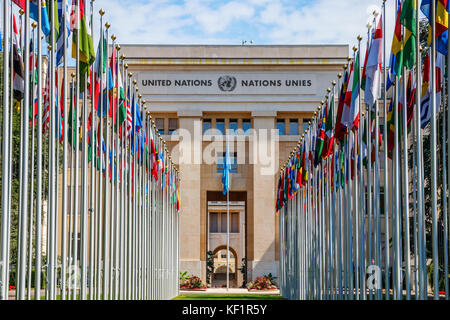 Il 'Allee des Nations" (Viale delle Nazioni) di Ginevra Palazzo delle Nazioni Unite, con le bandiere dei paesi membri. Ginevra, Svizzera. Foto Stock