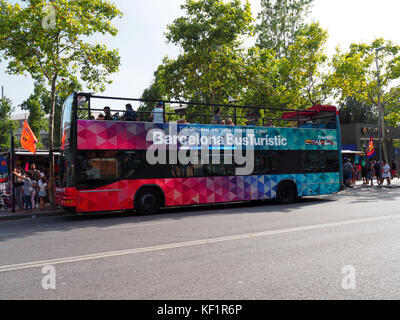 Autobus turistico vicino stadio Camp Nou a Barcellona, Spagna Foto Stock