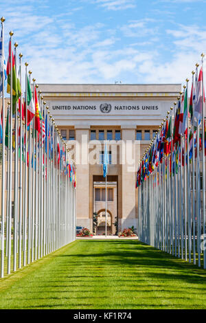 Il 'Allee des Nations" (Viale delle Nazioni) di Ginevra Palazzo delle Nazioni Unite, con le bandiere dei paesi membri. Ginevra, Svizzera. Foto Stock