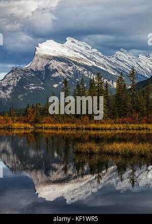 Mount Rundle riflessa nei Laghi Vermillion, il Parco Nazionale di Banff Foto Stock
