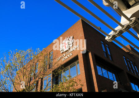 City of London School visto da sotto il Millennium Bridge. Foto Stock