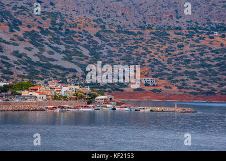Il piccolo porto di Plaka nei pressi di Spinalonga, con le tradizionali imbarcazioni da pesca, Creta, Grecia. Foto Stock