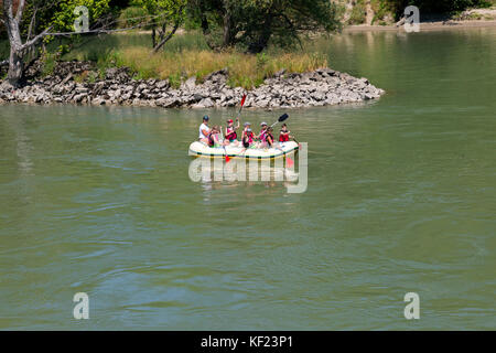 Giovani adulti e bambini il rafting sul fiume Danubio, in Slovacchia. Foto Stock