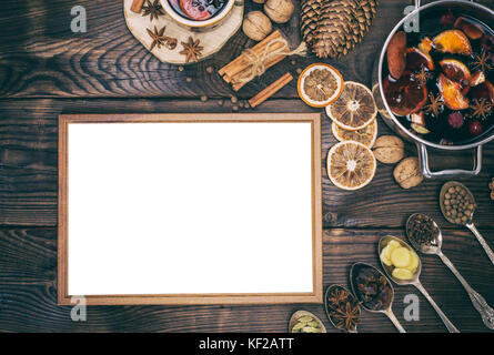 Svuotare il telaio in legno e vino vino brulé con ingredienti su un marrone di sfondo di legno Foto Stock