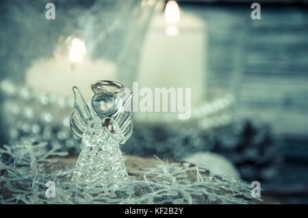 Angelo di cristallo e candele accese decor color argento Foto Stock