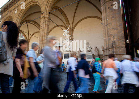 Firenze, Toscana - aprile 09, 2011 - Piazza della Signoria con la splendida loggia dei Lanzi vicino Uffizi Foto Stock