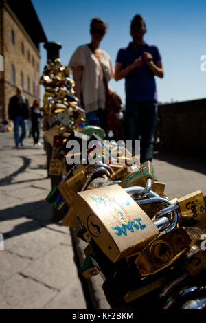 Firenze, Toscana - aprile 09, 2011, amore lucchetti vicino al ponte vecchio Foto Stock