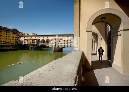 Firenze, Toscana - aprile 09, 2011 - Il corridoio vasariano in funzione al di sopra del ponte vecchio e dal fiume Arno, Italia Foto Stock