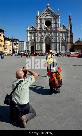 Firenze, Toscana - 09 aprile 2011 - la basilica di santa croce con i turisti che la fotografia Foto Stock