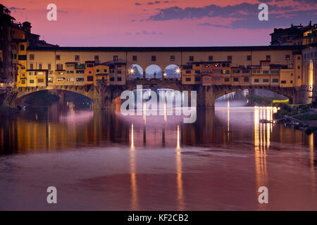 Firenze, Toscana - vista panoramica del ponte vecchio su una chiara notte Foto Stock