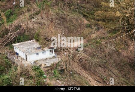 Una frana causata dalla pioggia e vento portato dall uragano maria ha spazzato via una strada e lasciato un filamento di casa settembre 30, 2017 in utuado, puerto rico. Foto Stock