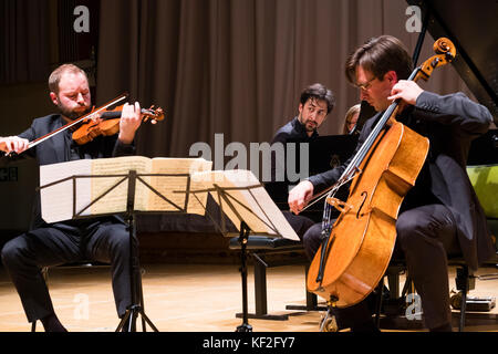 Jamie Campbell (violino) , Tom poster (pianoforte) Guy Johnston (violoncello) MusicFest Aberystwyth July 2017 ©keith morris www.artswebwales.com keith@artx.co.uk 07710 285968 01970 611106 Foto Stock