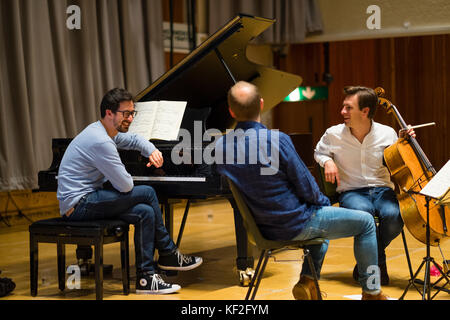 Jamie Campbell (violino) , Tom poster (pianoforte) Guy Johnston (violoncello) nelle prove MusicFest Aberystwyth luglio 2017 Foto Stock