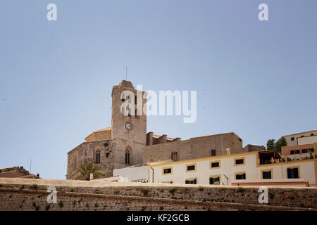 Vista dal basso della Catedral de santa maria in Ibiza. Foto Stock