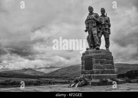 La scultura in bronzo del commando memorial vicino a spean bridge nelle highlands scozzesi in bianco e nero su un nuvoloso giorno d'estate Foto Stock