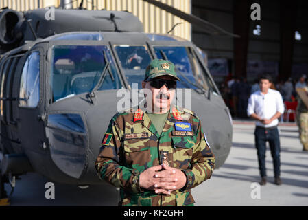 Il comandante afgano dell'aeronautica Mohammad Shoaib discute i nuovi elicotteri neri Hawk UH-60 al campo aereo di Kandahar 7 ottobre 2017 vicino a Kandahar City, Afghanistan. Foto Stock