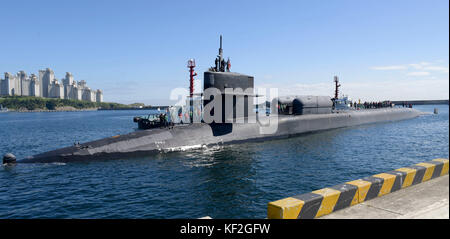 La marina degli Stati Uniti ohio-class guidato-missile submarine uss michigan arriva a Busan base navale ottobre 13, 2017 in Busan, Repubblica di Corea. Foto Stock