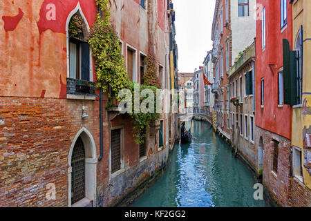 Tipica venezia canal con gondola Foto Stock