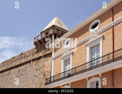 Vista dell'edificio storico e la parete della fortezza di ibiza. Foto Stock