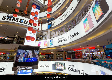 Interno del Plaza Low Yat shopping mall Plaza Low Yat è un centro commerciale specializzato in elettronica e tecnologia. Foto Stock