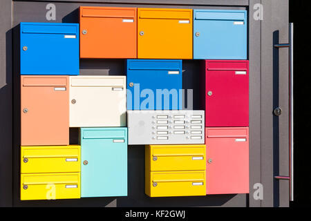 Deutschland, Baden-Württemberg, Tübingen, Mehrfamilienhaus, Eingangstür, Briefkästen bunte, wohnen, Wohnung, Wohnraum, miete, Mietwohnung, Individuali Foto Stock