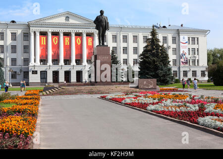 PSKOV, RUSSIA-CIRCA AUG, 2017: monumento a Lenin è di fronte al palazzo di Pskov Università Statale. Piazza Lenin Foto Stock