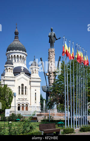 Dormizione della Theotokos cattedrale, Cattedrale Ortodossa, Cluj, visto con pennoni e statua di Avram Iancu in primo piano Foto Stock