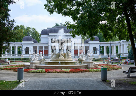 Fontana e statue di fronte al vecchio casino di Central Park Cluj Foto Stock