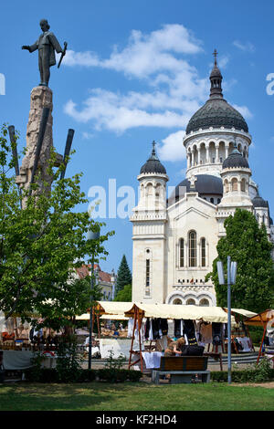 Cattedrale Ortodossa in Cluj con street le bancarelle del mercato di piazza e statua di Avram Iancu Foto Stock