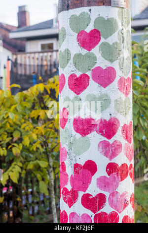 Cuori dipinta sul polo di strada, Foto Stock