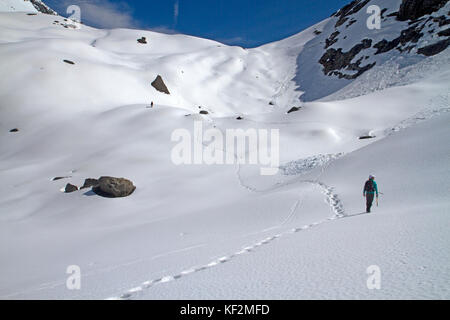 Gli escursionisti arrampicata attraverso la neve di gertrude sella nel parco nazionale di Fiordland Foto Stock