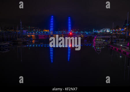 Torquay, Regno Unito - 14 ottobre 2017: vista notturna del porto di Torquay e Millennium bridge - una suggestiva passerella pedonale che collega il nord e il sud di pi Foto Stock