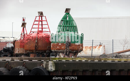 Vecchio boe di navigazione stand presso il molo nel porto di Reykjavik, Islanda Foto Stock