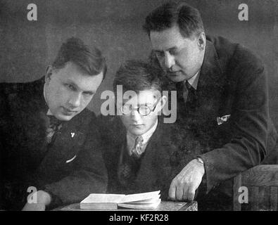 Dmitri Šostakovič (centrale) con Sollertinsky (sinistra) e Vaclav Talich (sinistra) Sollertinsky - Russo critico musicale (1902-1944) e primi sostenitori di Sciostakovic. Il compositore russo, 25 settembre 1906 - 9 agosto 1975. Foto Stock