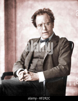 Gustav Mahler insediato nella loggia di Vienna Opera House 1907. Il compositore austriaco, 7 luglio 1860 - 18 maggio 1911. Foto di Moniz Nähr. Versione Colorised. Foto Stock