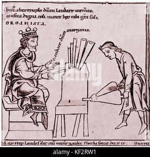 Medioevo - manoscritto illuminato del re Davide come organista, del XIII secolo. Organo viene pompato dal soffietto. Manoscritto illuminato da cod. Lat. Foto Stock