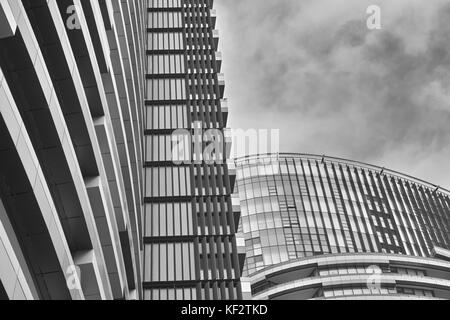 Alti edifici di appartamenti al Parco olimpico di Sydney, Australia. suite commerciale in un appartamento nuovo blocco. guardando verso l'alto alto e moderno appartamento hous Foto Stock