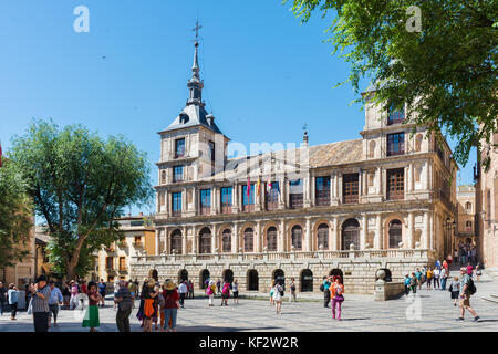 Toledo, Spagna - 7 giugno 2017: turisti in Plaza del ayuntamiento, Toledo Foto Stock