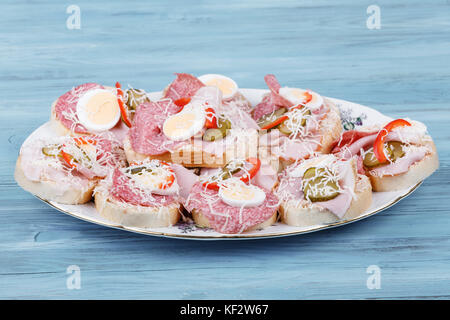 Sandwich fatti in casa con uova e salsiccia sul retro vintage background Foto Stock