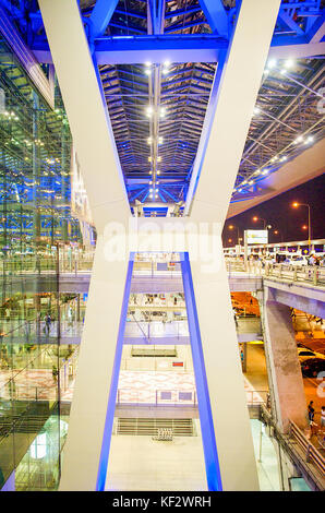 La splendidi interni di Bangkok del moderno nuovo aeroporto di Suvarnabhumi. Foto Stock