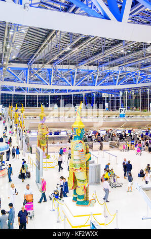 Demon statua o Yaksha demone guerriero sorge nella sala partenze di Bangkok è nuovo e moderno aeroporto internazionale Suvarnabhumi. Foto Stock