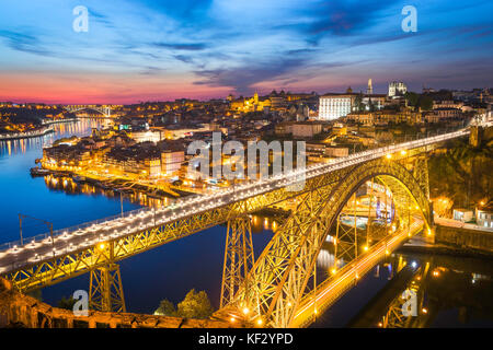 Paesaggio urbano di Porto Douro, vista di Porto di notte con il ponte illuminato Dom Luis i che attraversa il fiume Douro in primo piano, Portogallo Foto Stock